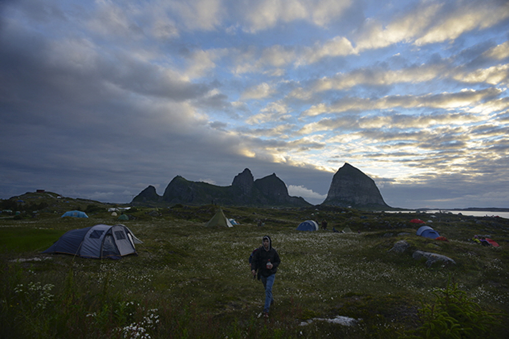 The closer the start of the festival the more campers arrive. Traena's normal population is under 500. During the Festival it grows quickly  to over 3,000.